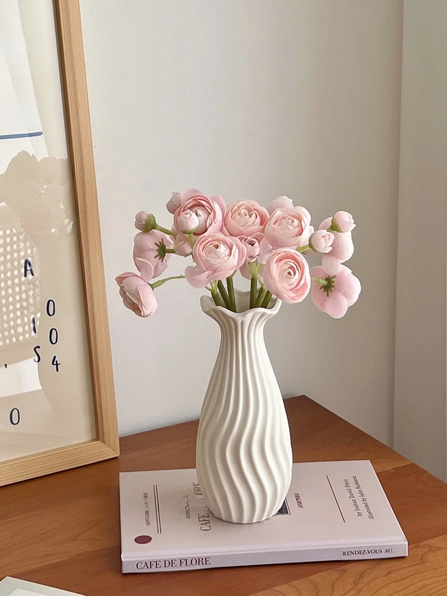 揃えるミニマリスト部屋づくりアイテム｜高級造花と偽植物のバランスガイド