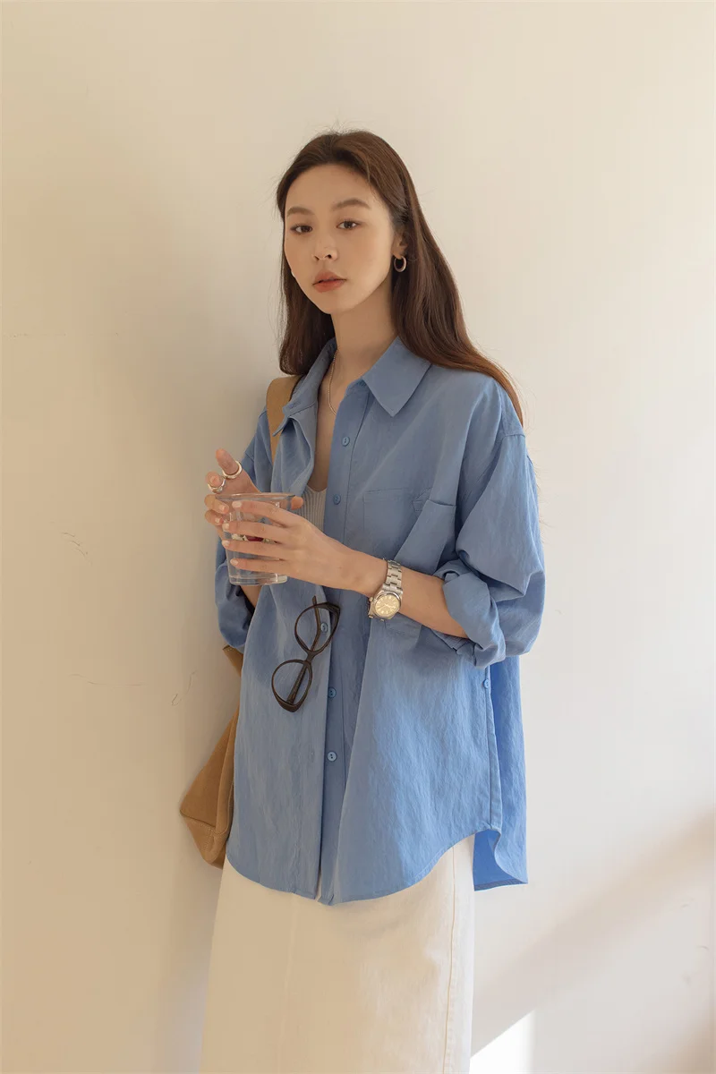 シンプルなデザインの長袖シャツ【フィット・大きなポケット付き・春夏用】