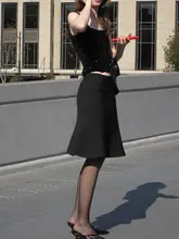 ブラックのシルエットフレアスカート【薄手・モダンデザイン・小柄対応・フィッシュテール】