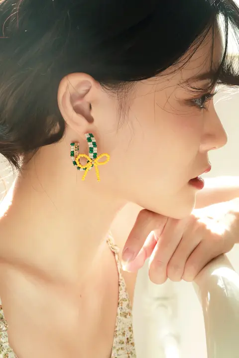 個性的なデザインのリボン型イヤリング【ハンドメイド・爽やかな夏のアクセサリー】