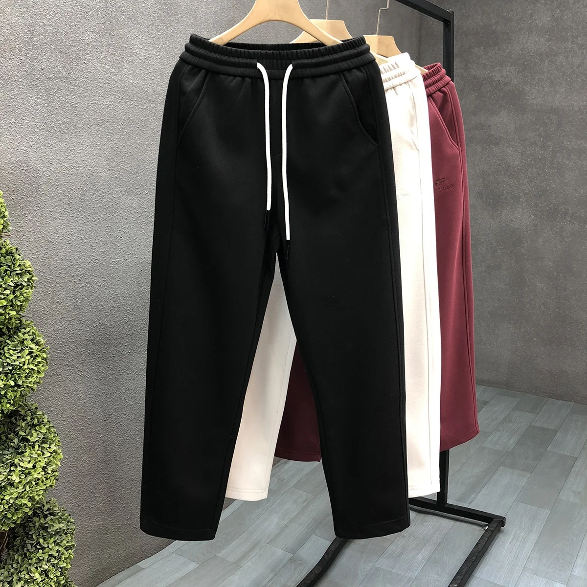 カーゴパンツ メンズ コーデの秘密：ストレートカットが解決するバランスの悩み