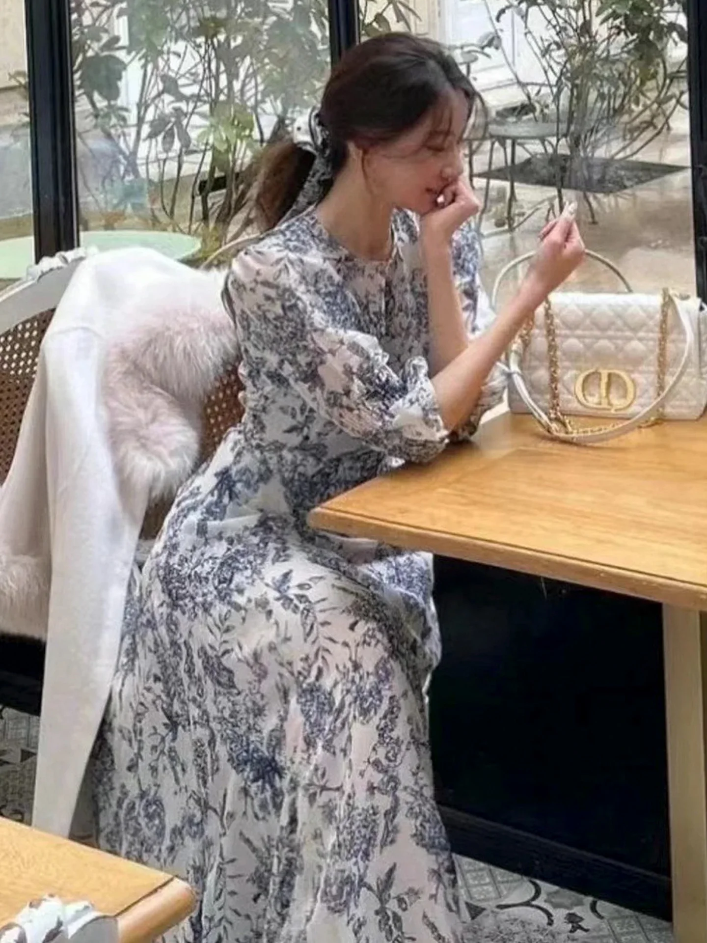 印花のラウンドネック長袖ワンピース：20代から30代女性の春コーデに最適な清楚系ファッション