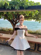 デザイン性のあるオフショルダーキャミソールドットワ  ンピース【夏用・フレンチスタイル・ウエストリボン・フレアデザイン】