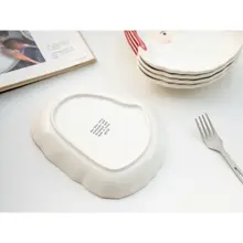 可愛いサンタクロースの陶器プレート【クリスマスムード・ストロベリーデザイン】