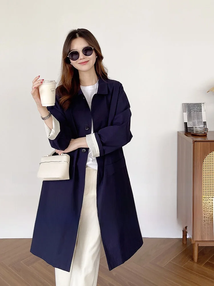 大人可愛い服 50代コーデ | ダークブルートレンチコートで気分転換する3つのステップ