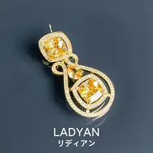 華やかに輝くビジューイヤリング【長めの透かしデザイン・ヴィンテージスタイル】