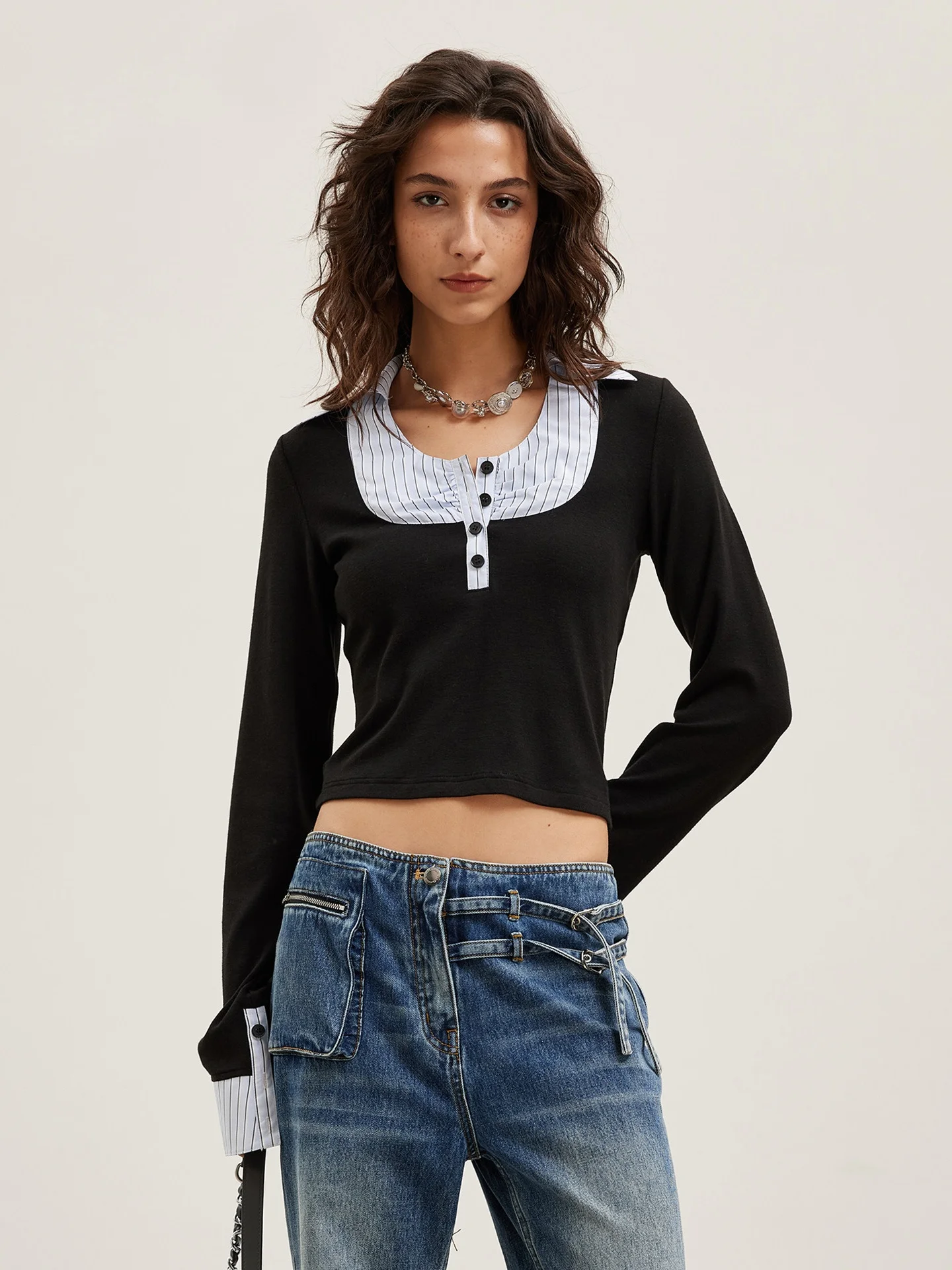 グレーのハイネック長袖Tシャツ：2026年春の女性ファッショントレンドに最適なリブ編みタイトフィットデザイン