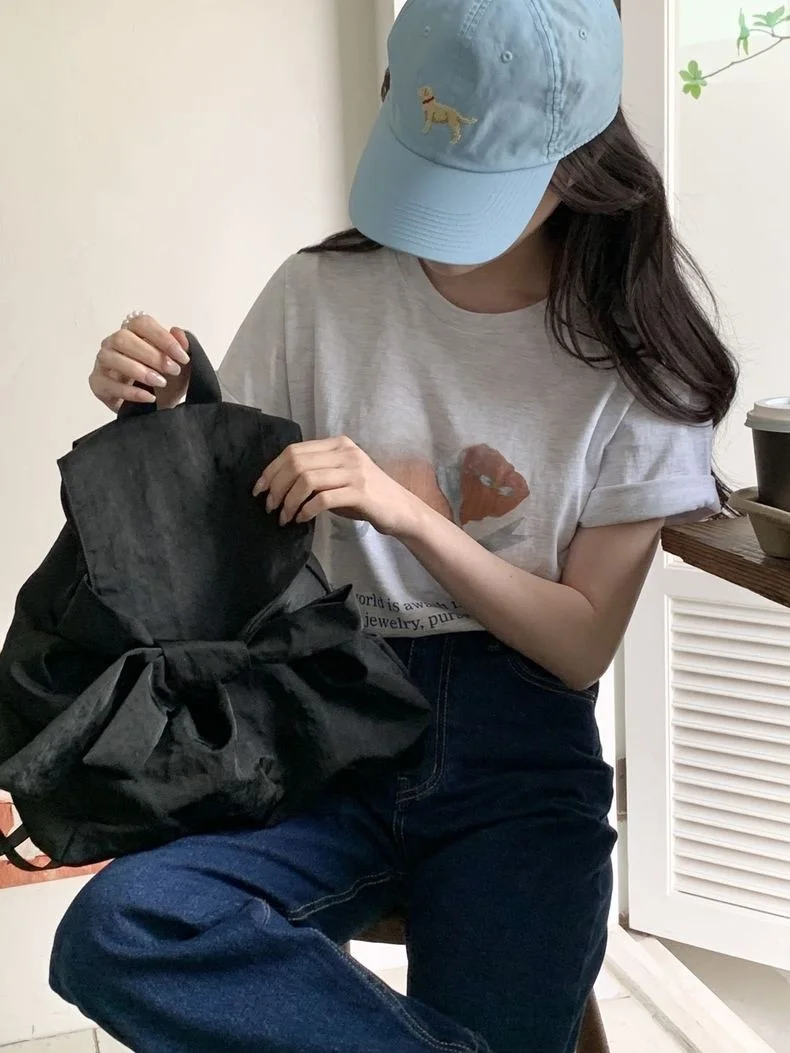 バレリーナ風クルーネックTシャツ：リボンプリントとルーズフィットの夏の着こなし