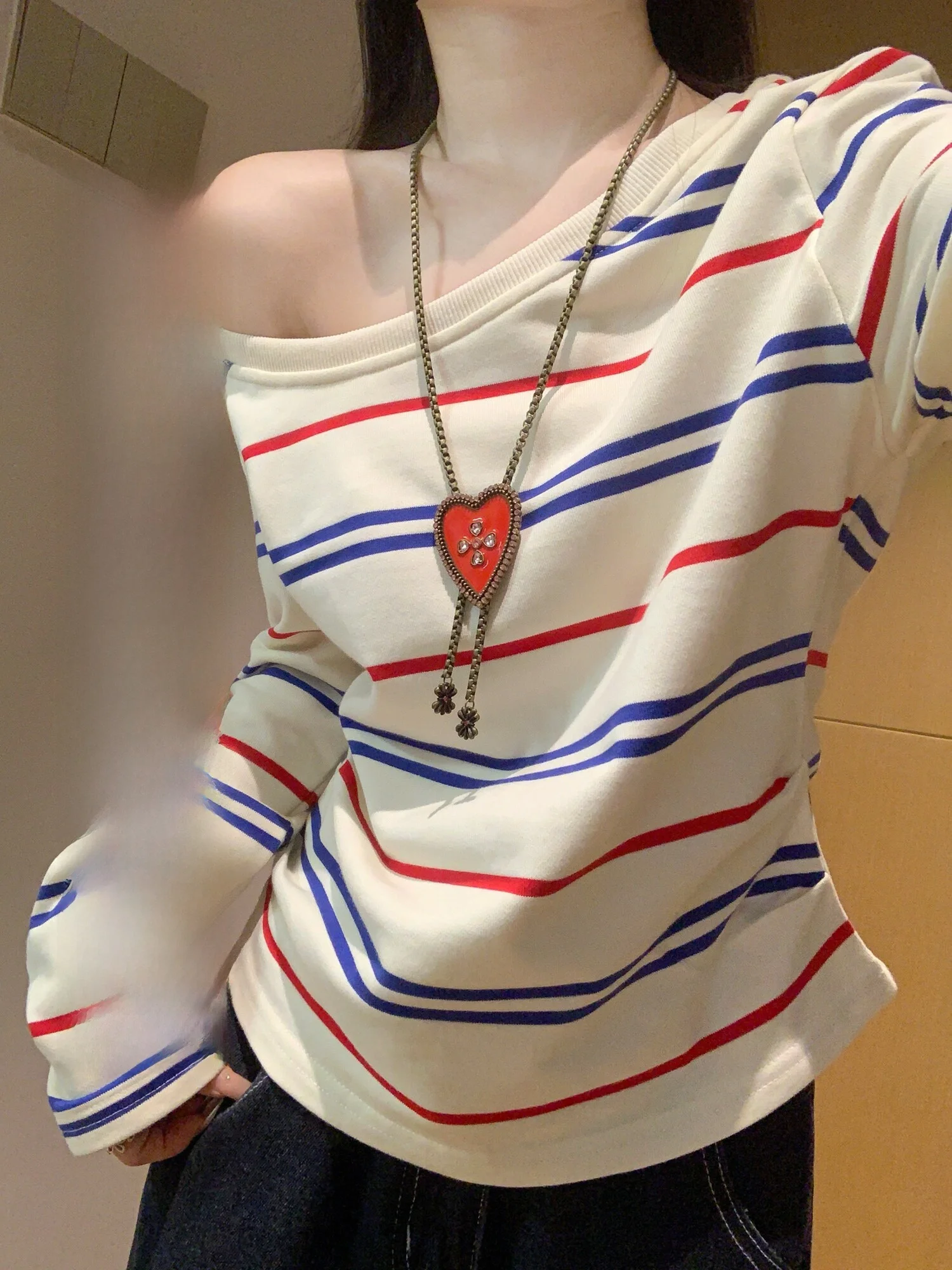 カラーライン入りの斜め肩Tシャツで、秋の日常をどう彩る？