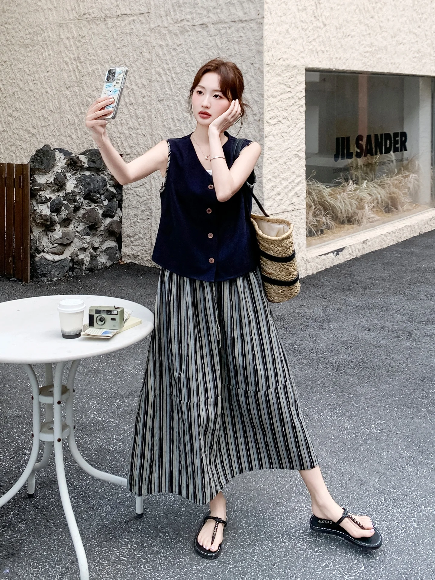 青ベストコーデはなぜ今、若者の夏のスタイルに不可欠なのか？
