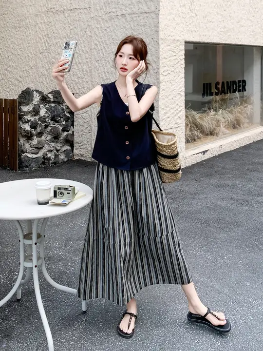 深い青のベストとストライプのミディスカート【夏用・韓国風・チックスタイル・二部構成】（セットアップ対応）