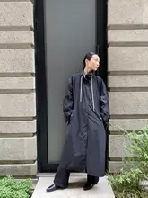 三醋酸素材の後ろ襟収納可能なフード付きロングコート