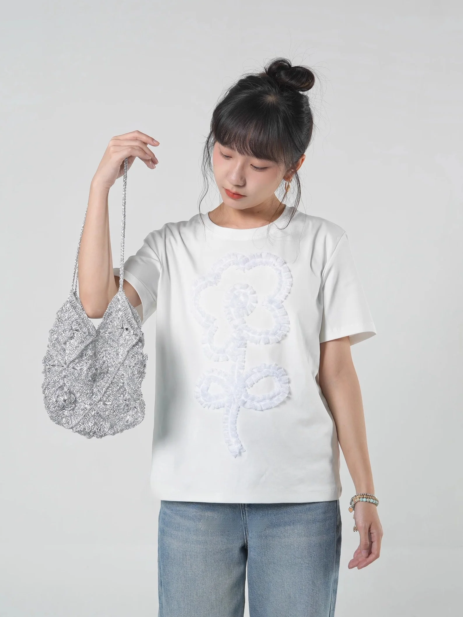 かぎ針編みショルダーバッグの作り方：立体花柄デザインのハンドメイドバッグを実際にお試し