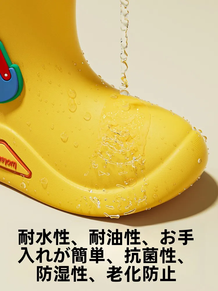 雨の日、子どもが歩くのが楽しくなるのは、このレインブーツの魔法？