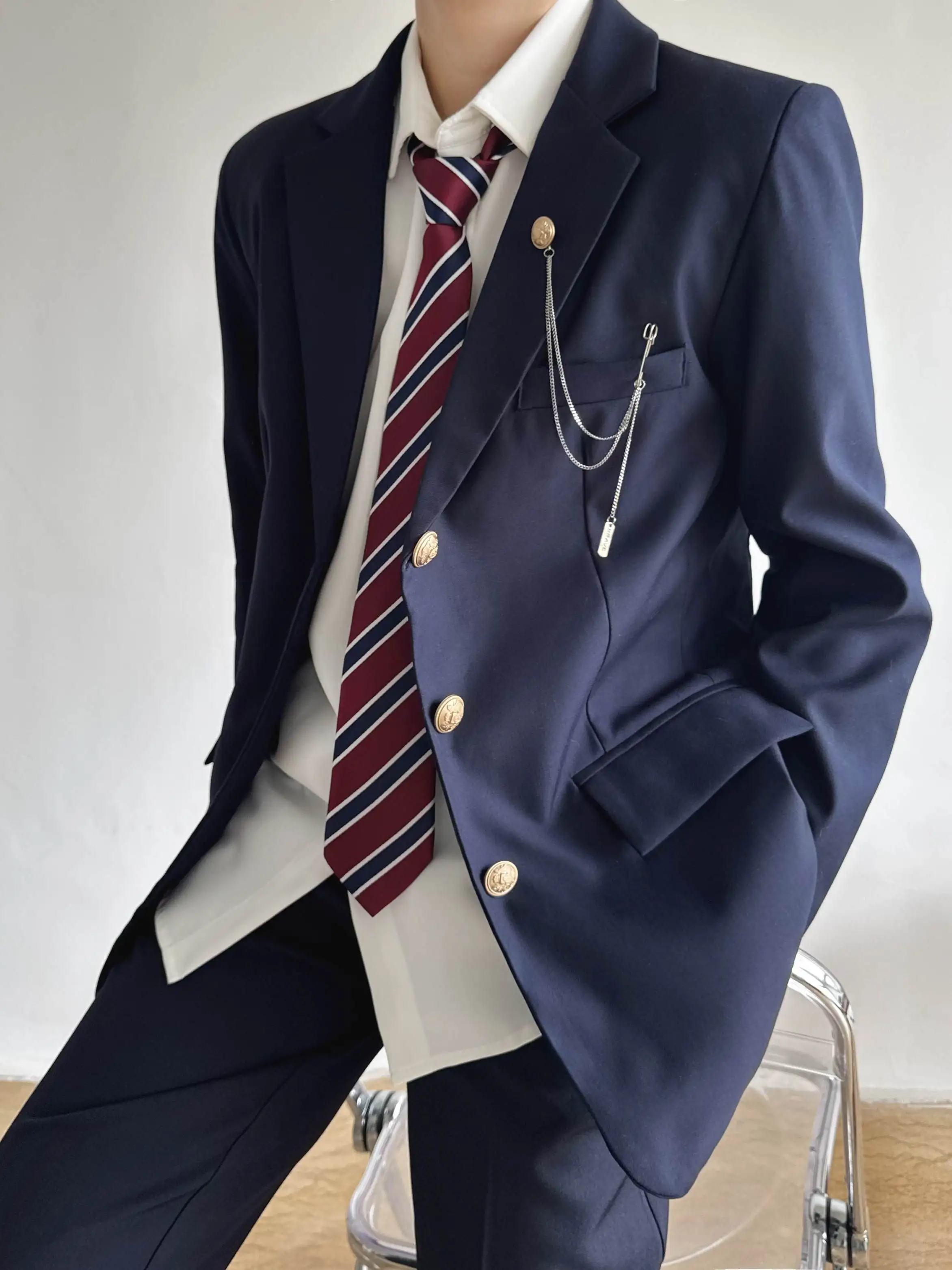 ネイビーブルーの三つボタンブレザーをどう選ぶ？中古制服市場で最も人気の「学院風」アイテムとは？