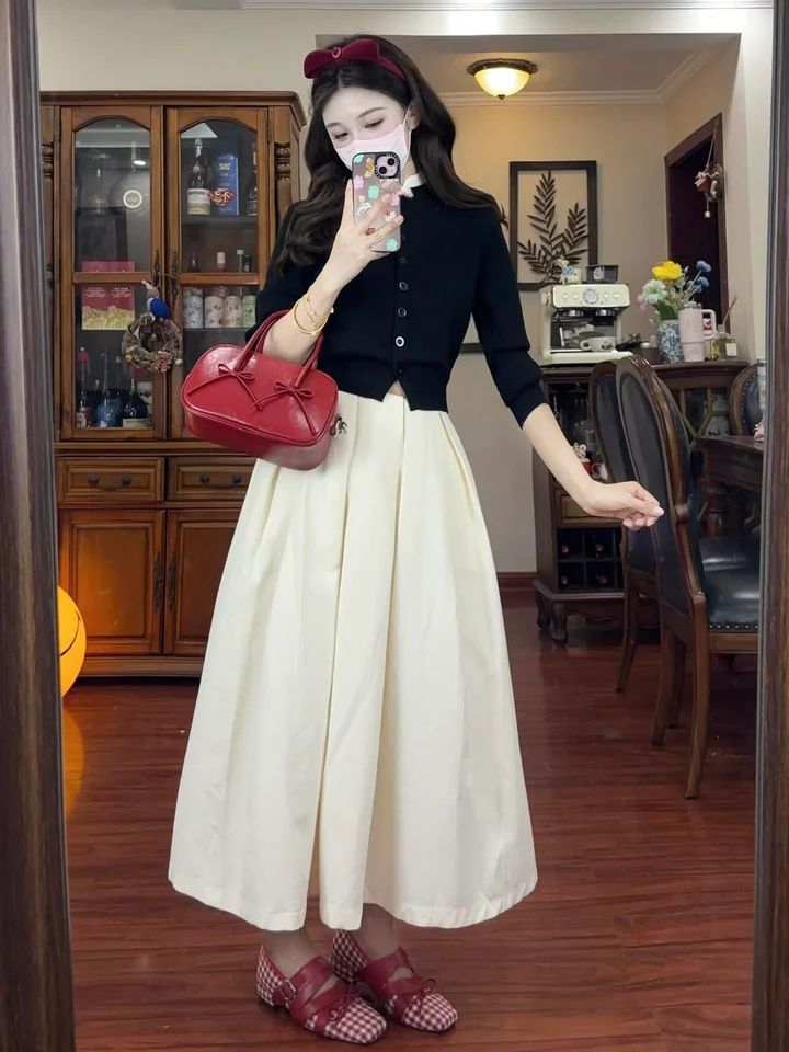 秋のコーディネートに最適！黒のニットセーターと白のスカート【ハイウエスト・ニット風デザイン】（セットアップ対応）