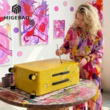 ハンドドローイングデザインのキャリーケース【おしゃれなスプレー柄・高耐久性】