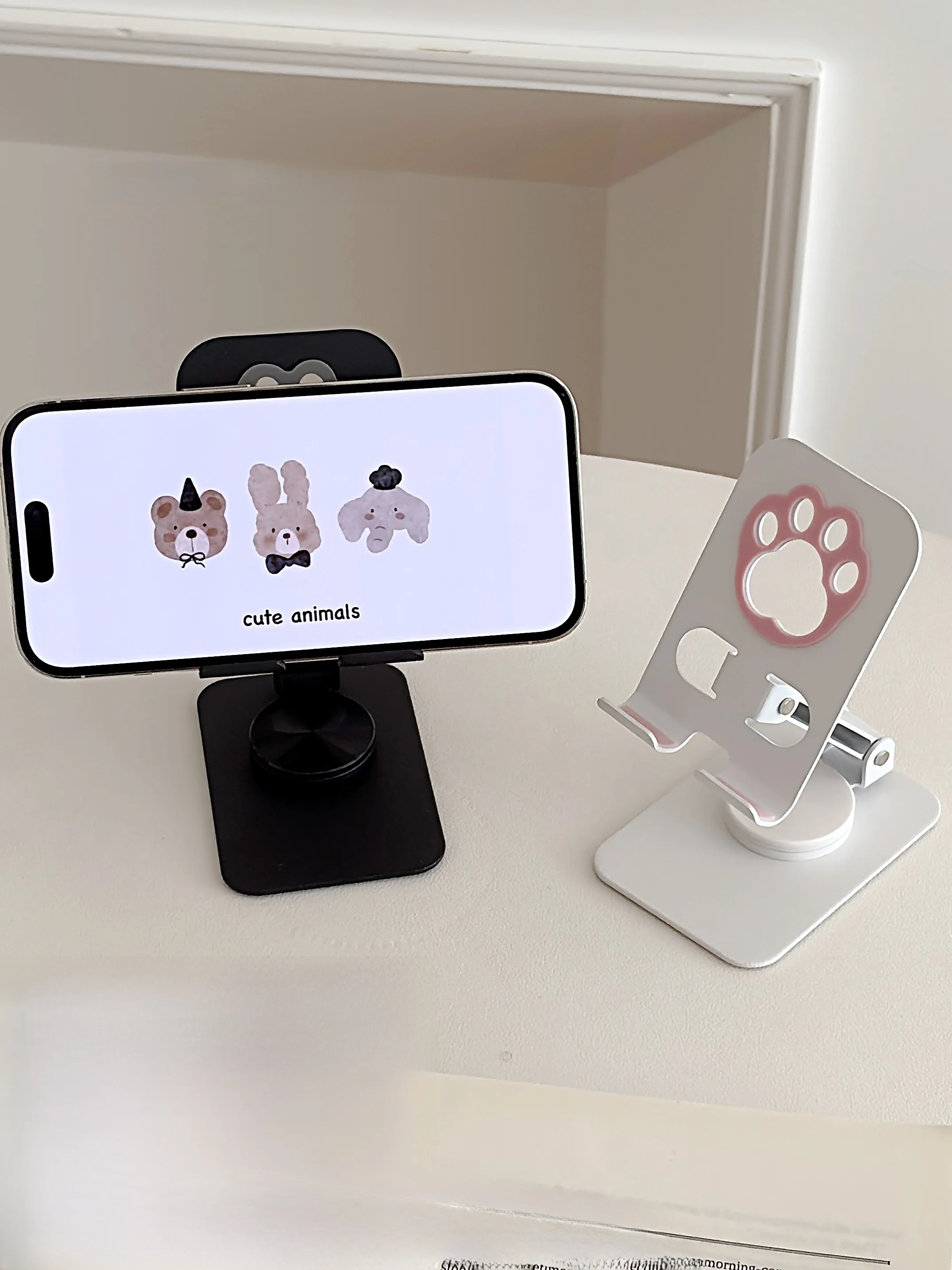 可愛い猫の肉球デザインスマホスタンド：360度回転と折りたたみによるデスクでの使いやすさ