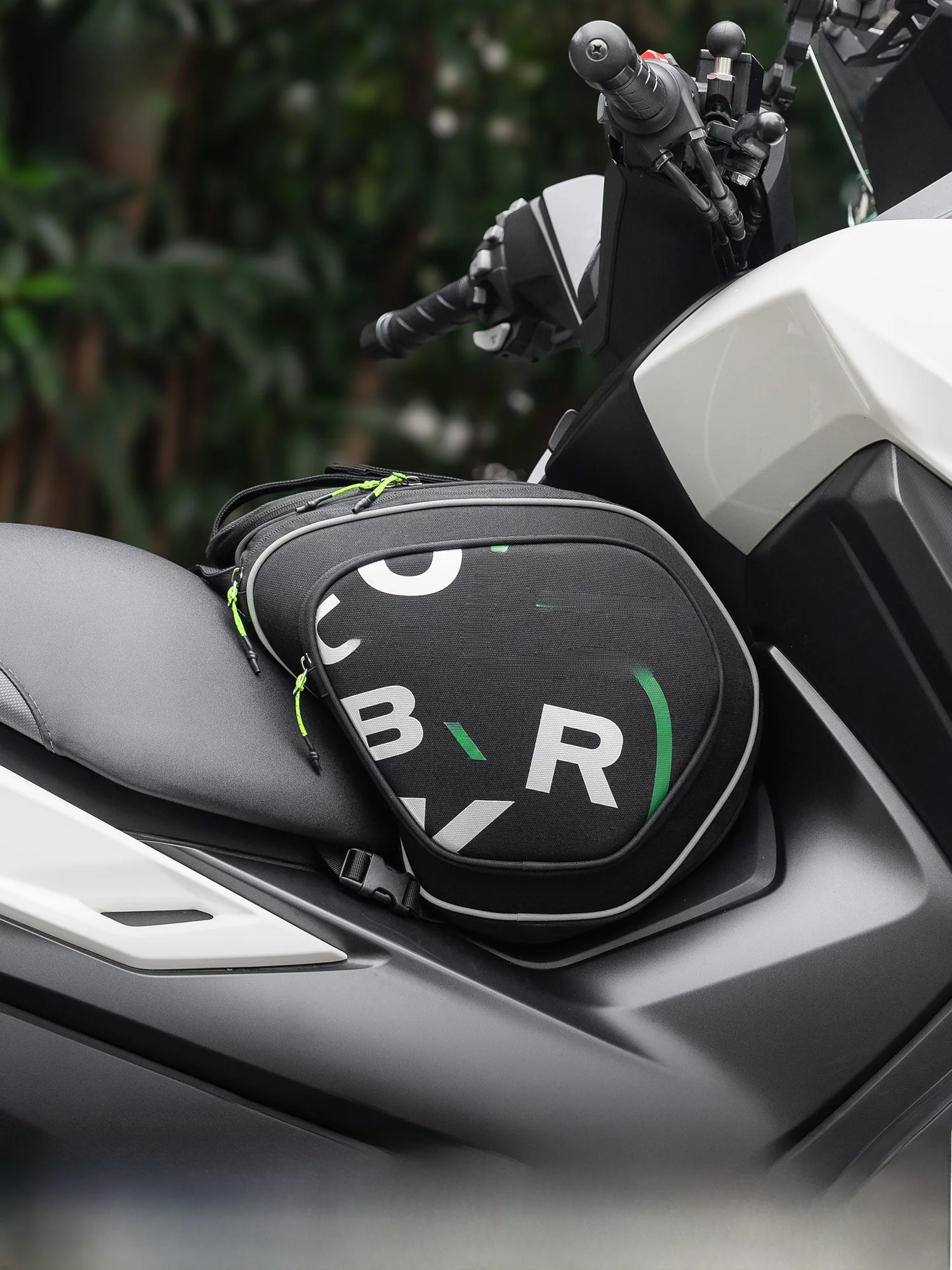 バイク用タンクバッグA40：反光設計で通勤シーンに最適な収納解決策