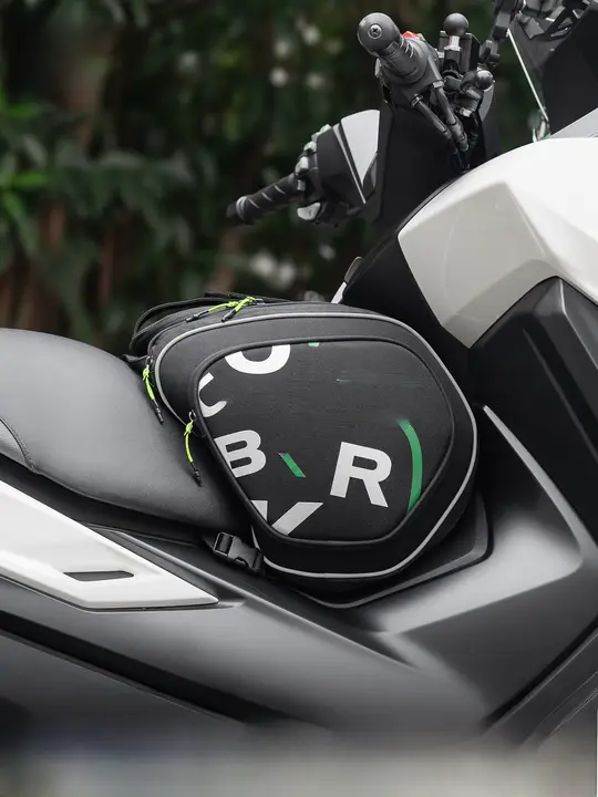 バイク用タンクバッグ【三角形デザイン・収納便利・モーターサイクリング用】
