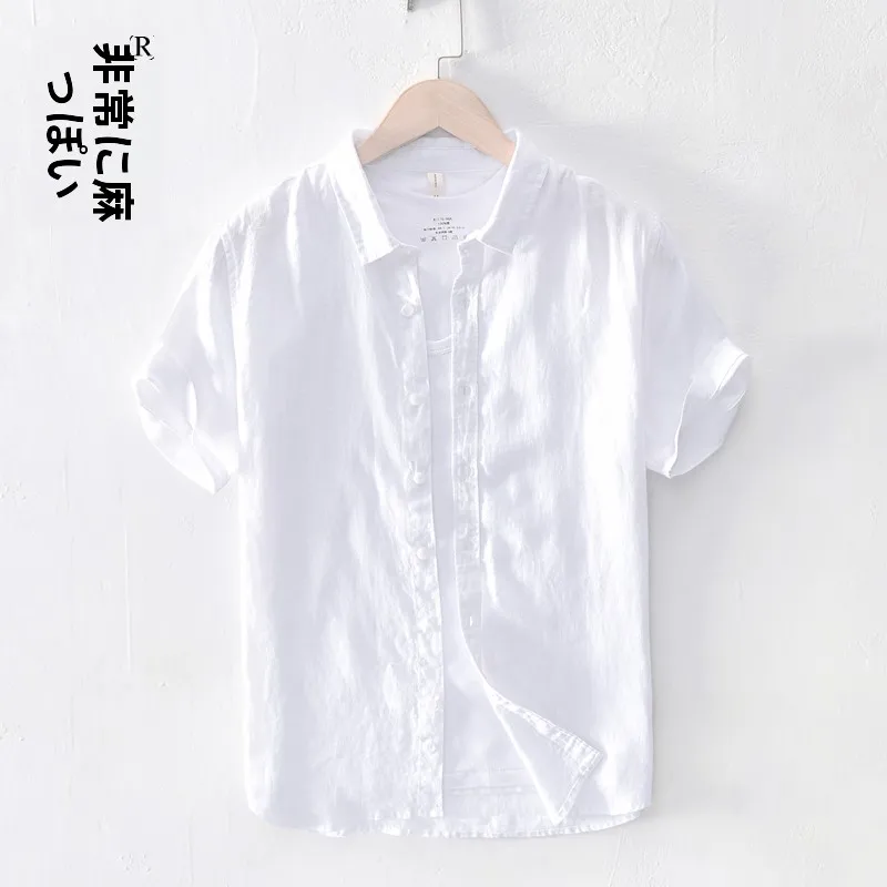 夏のカジュアルコーデに悩む男性、どう選ぶ？