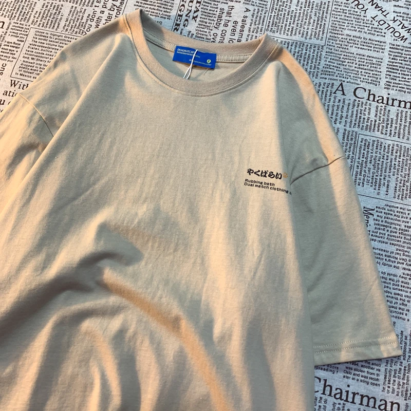 アメリカンレトロキャットプリントTシャツ：ゆったりフィットで夏の日常を彩る
