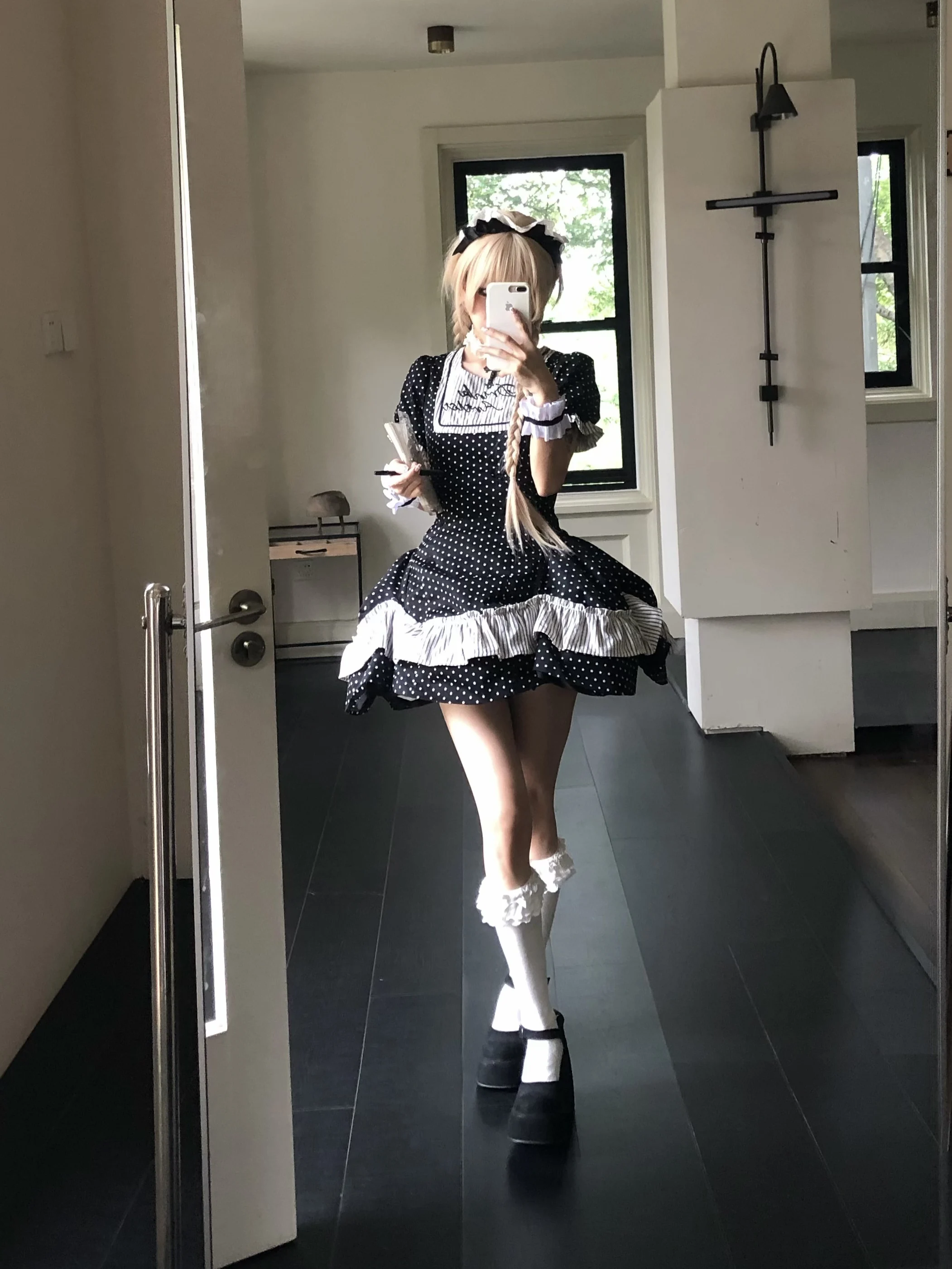 バブルスリーブの黒い星柄ドットティアードスカートワンピース：メイドチェキ風の公主風スタイルを実現