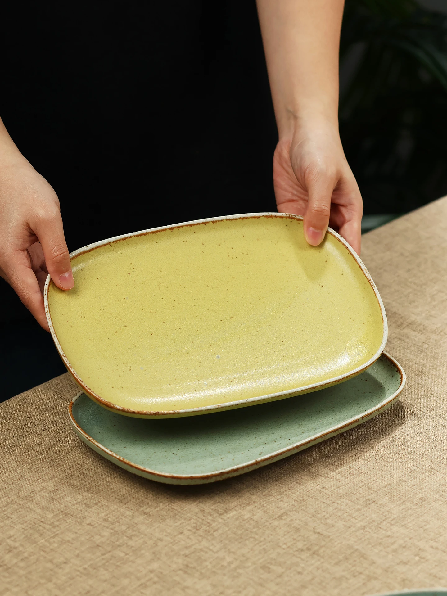 シンプルな粗陶製お皿：一人暮らし向けのレトロスタイル陶器の実用性とコストパフォーマンス