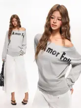 春用デザインのオフショルダー長袖Tシャツ【ゆったりフィット・斜め肩・女性用】