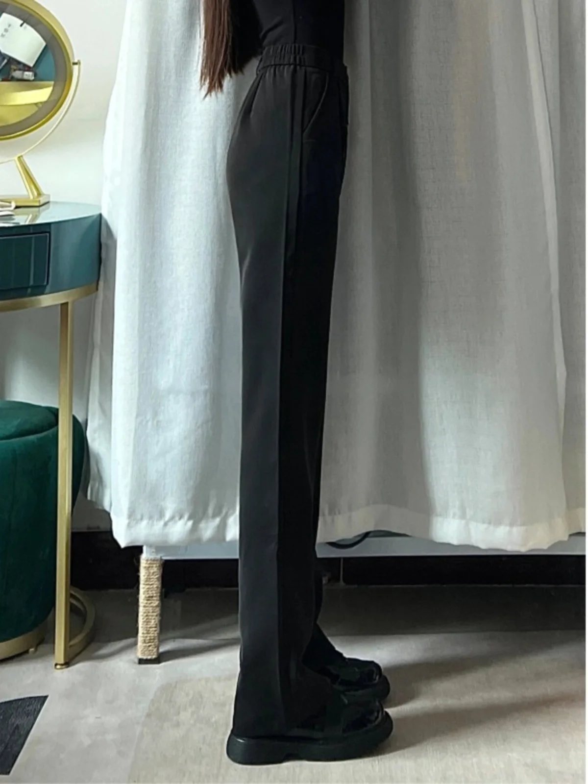 チノスカートとパンツのシルエットで悩むなら、ハイウエストチノパンが解決する？