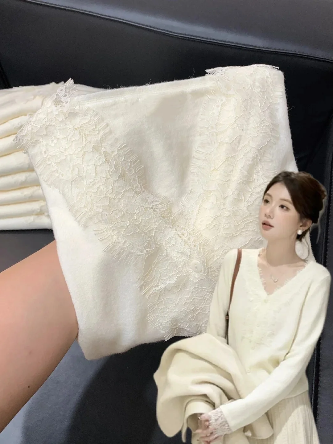 柔らかいVネックニットカーディガン：通勤風の花边デザインが万能色としての実用性を実証