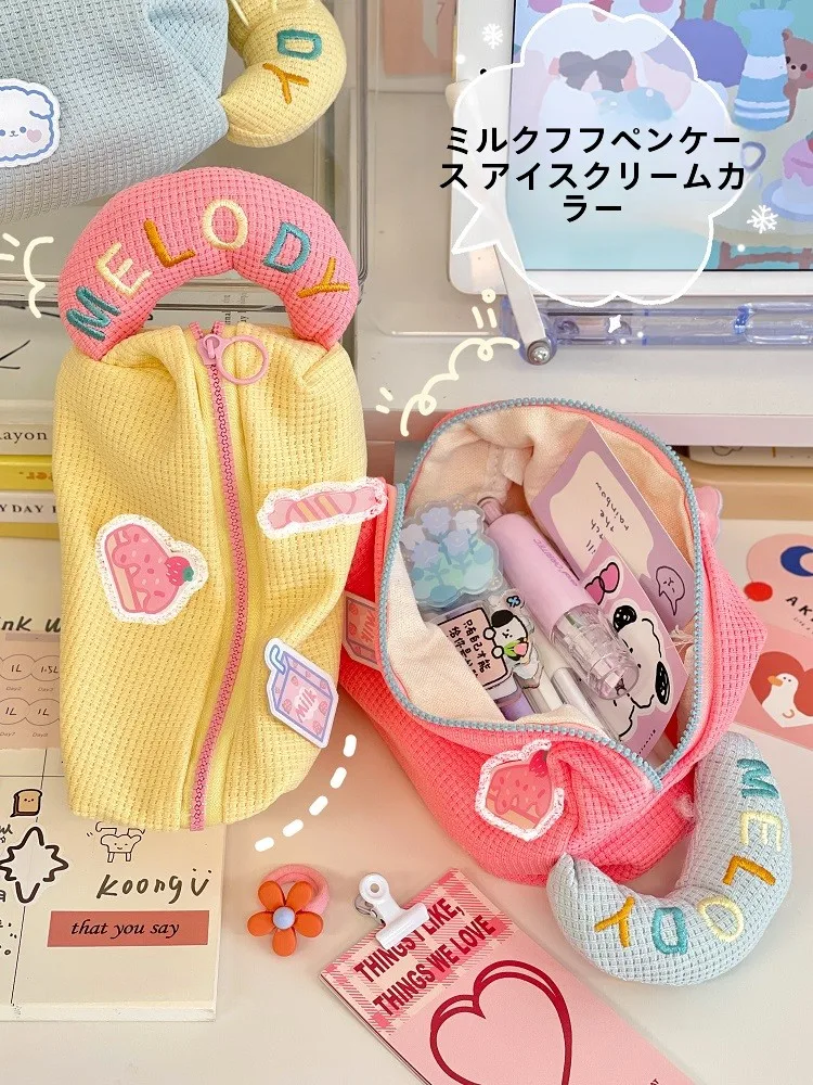 クリーム色ペンケース：中学生彼女への誕生日プレゼントとしての実用性と選定基準
