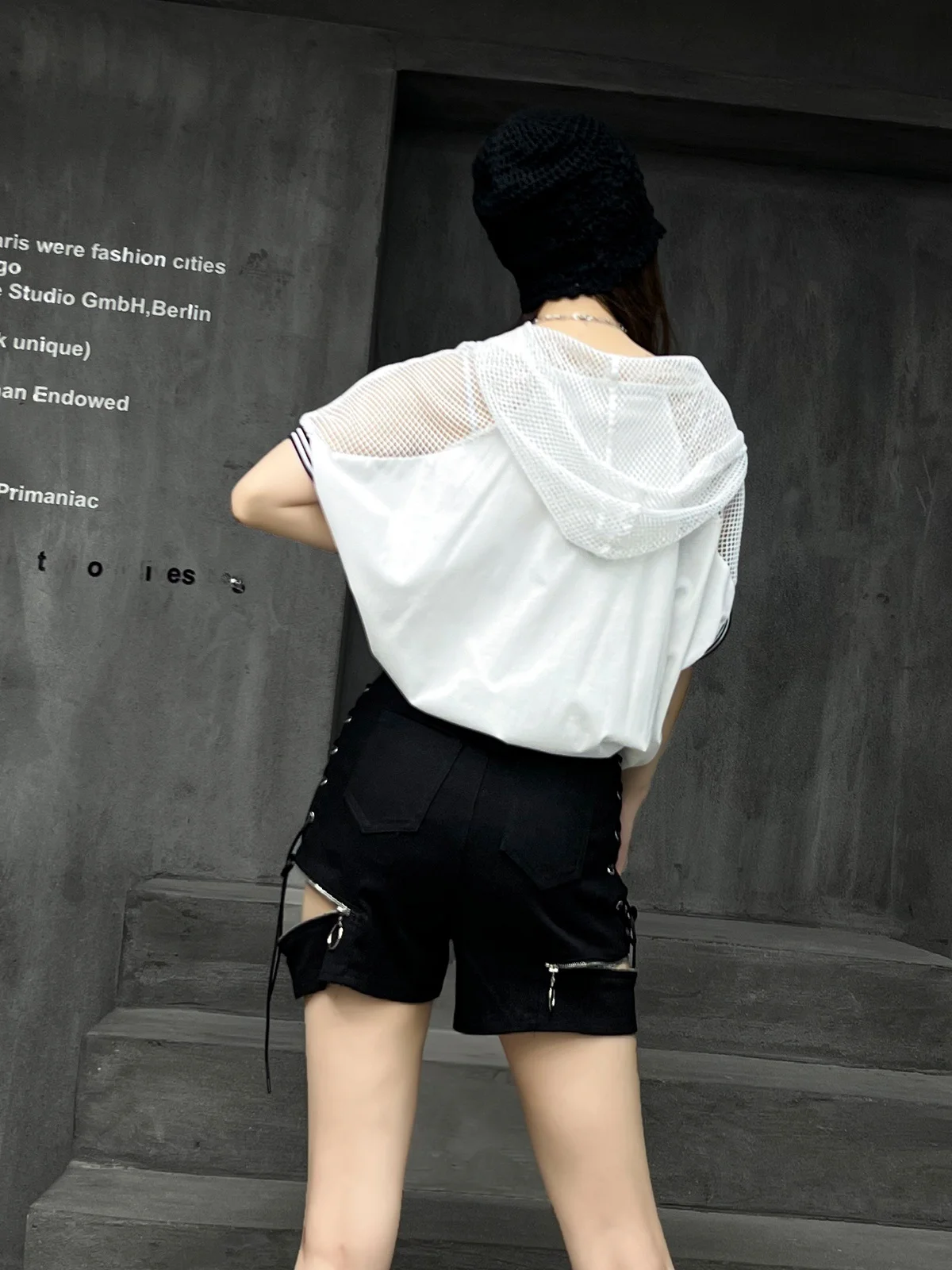  人気のモード系Tシャツとは？個性的なプリントホワイトTシャツのデザインと実用性を解説