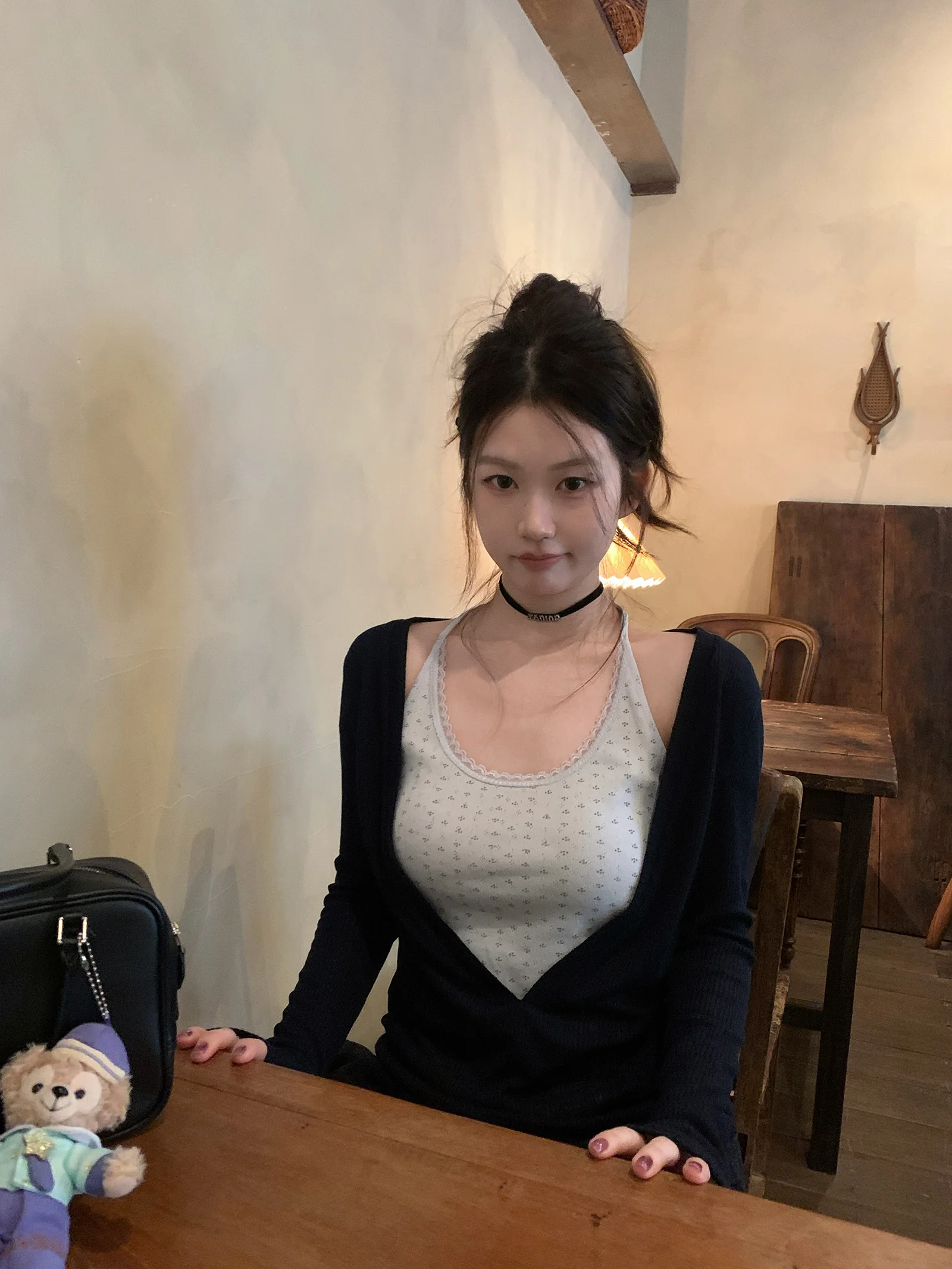 きれいめコーデで悩むあなたに、1枚で解決する「Vネックニットカーディガンと花柄タンクトップ」の選び方とは？