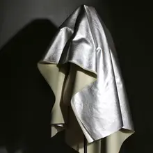 浅い銀色のテクスチャーPUレザー生地【高級感あるひび割れデザイン・コートや衣服のDIY用】