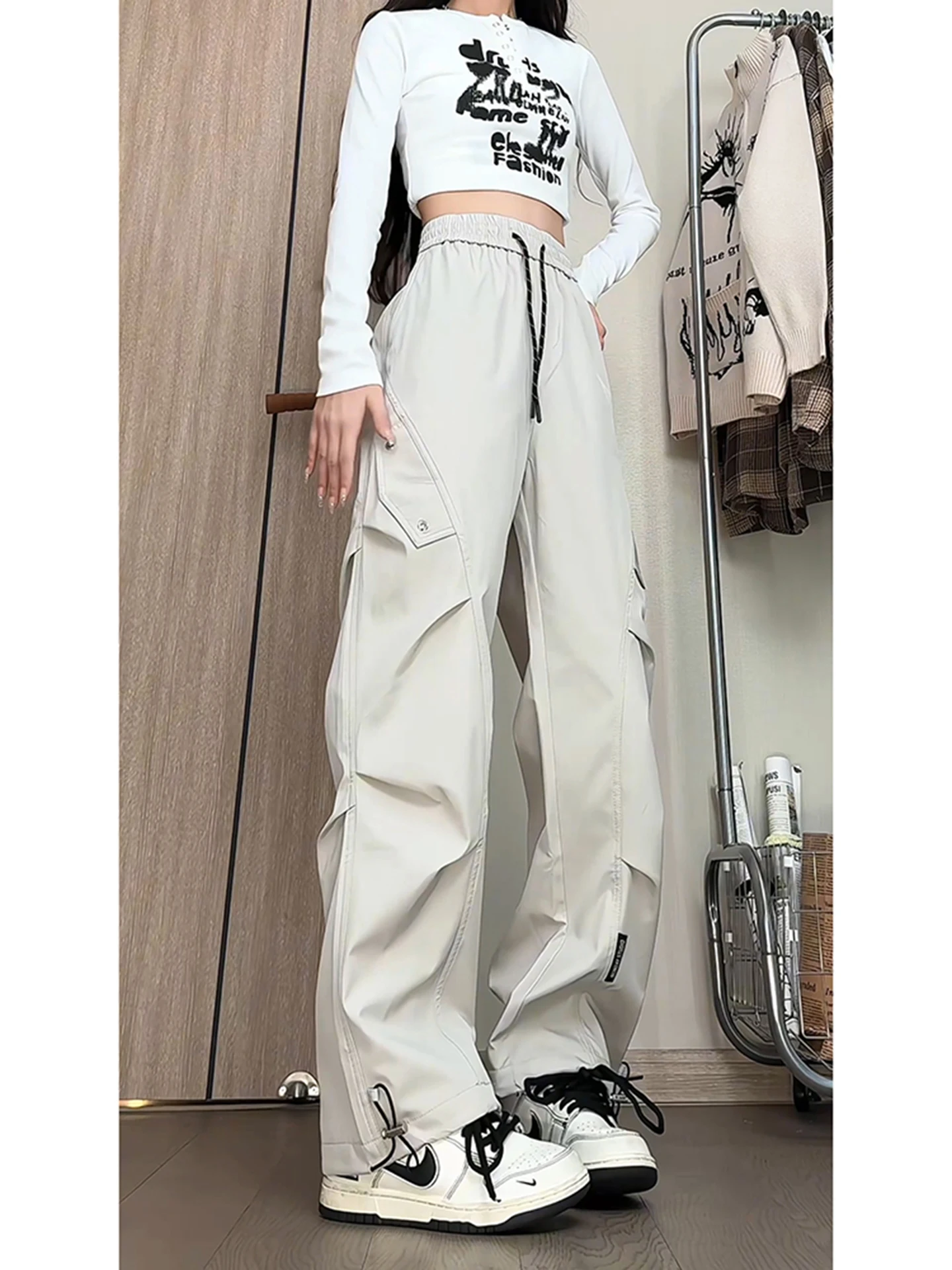 キャンプ 黒コーデに最適なアウトドアパンツ：美式工装スタイルの実用性と機能性
