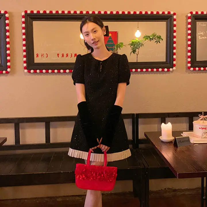 極上の柔らかさ！リボン付きラウンドネックプリーツフリルデザインのウールワンピース【冬用・アクセントにラメ入り】（セットアップ対応）