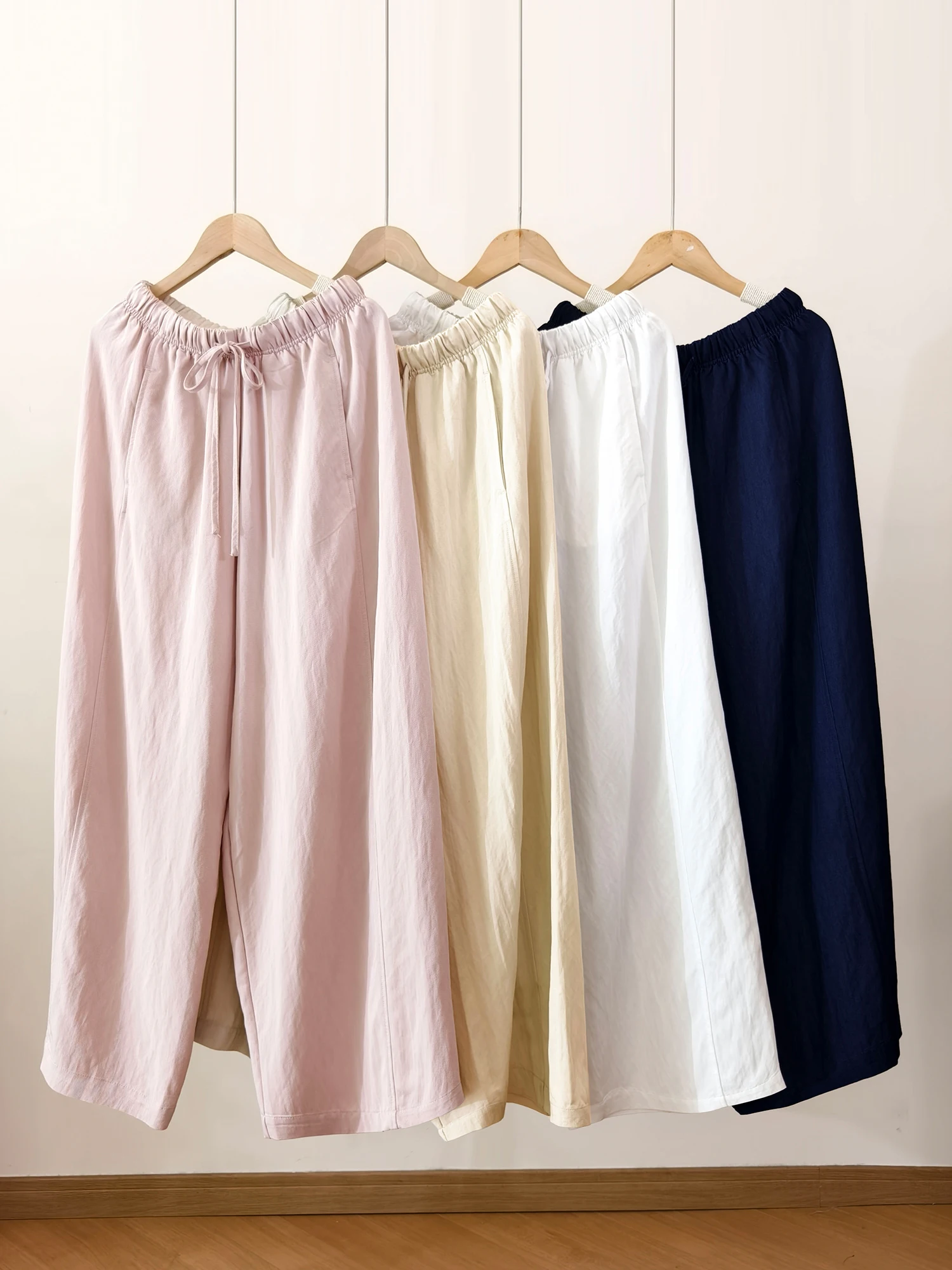 肌触りの良いシワ加工パンツ：シワ対策と通気性を兼ね備えた通勤風デザイン