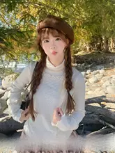 ベージュのリブ編みハイネック長袖Tシャツ【デザイン切り替え】