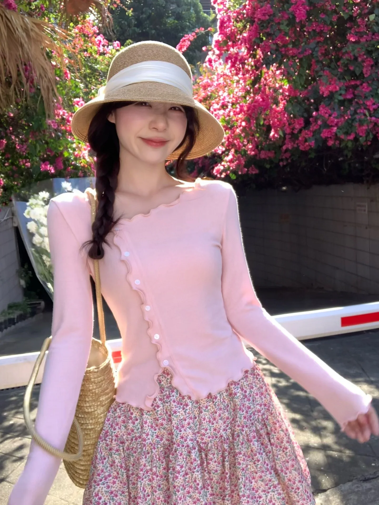 木耳花辺デザインの長袖トップスとフラワープリントハイウエストスカート：love おしゃれの通勤スタイル実証