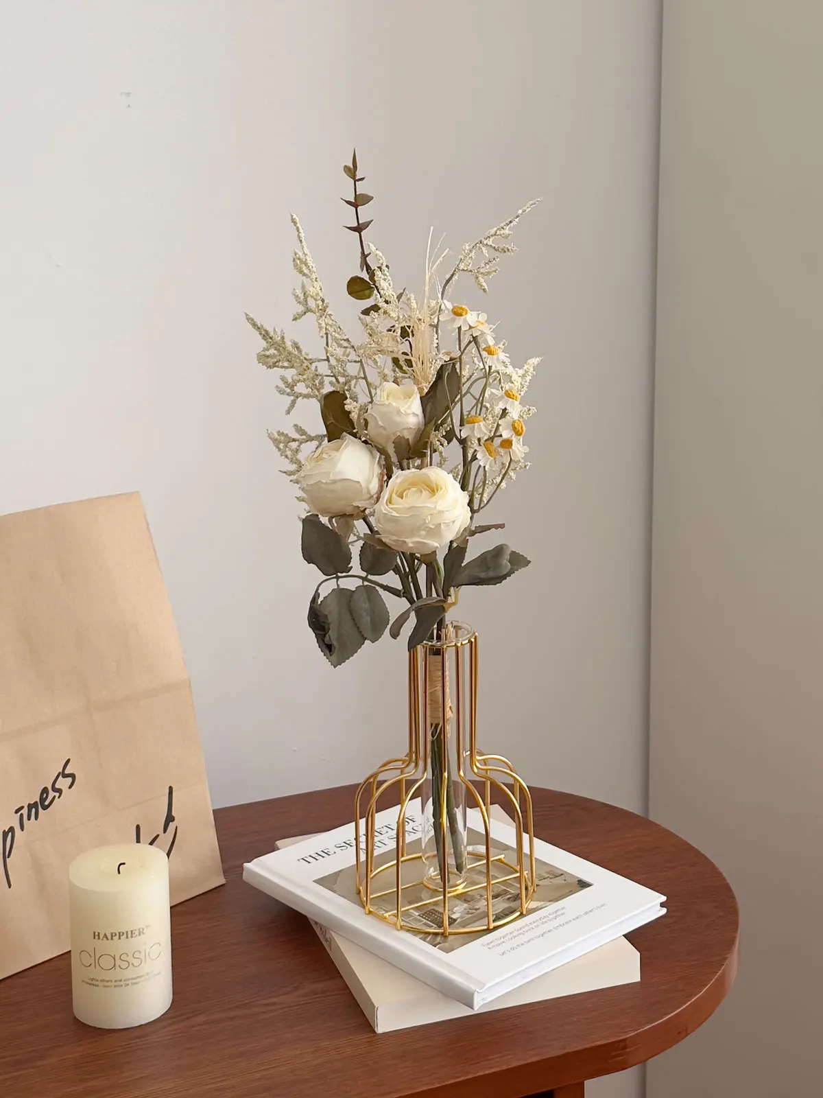 揃えるミニマリスト部屋づくりアイテム - 造花装飾用フラワーベースの定義と特性