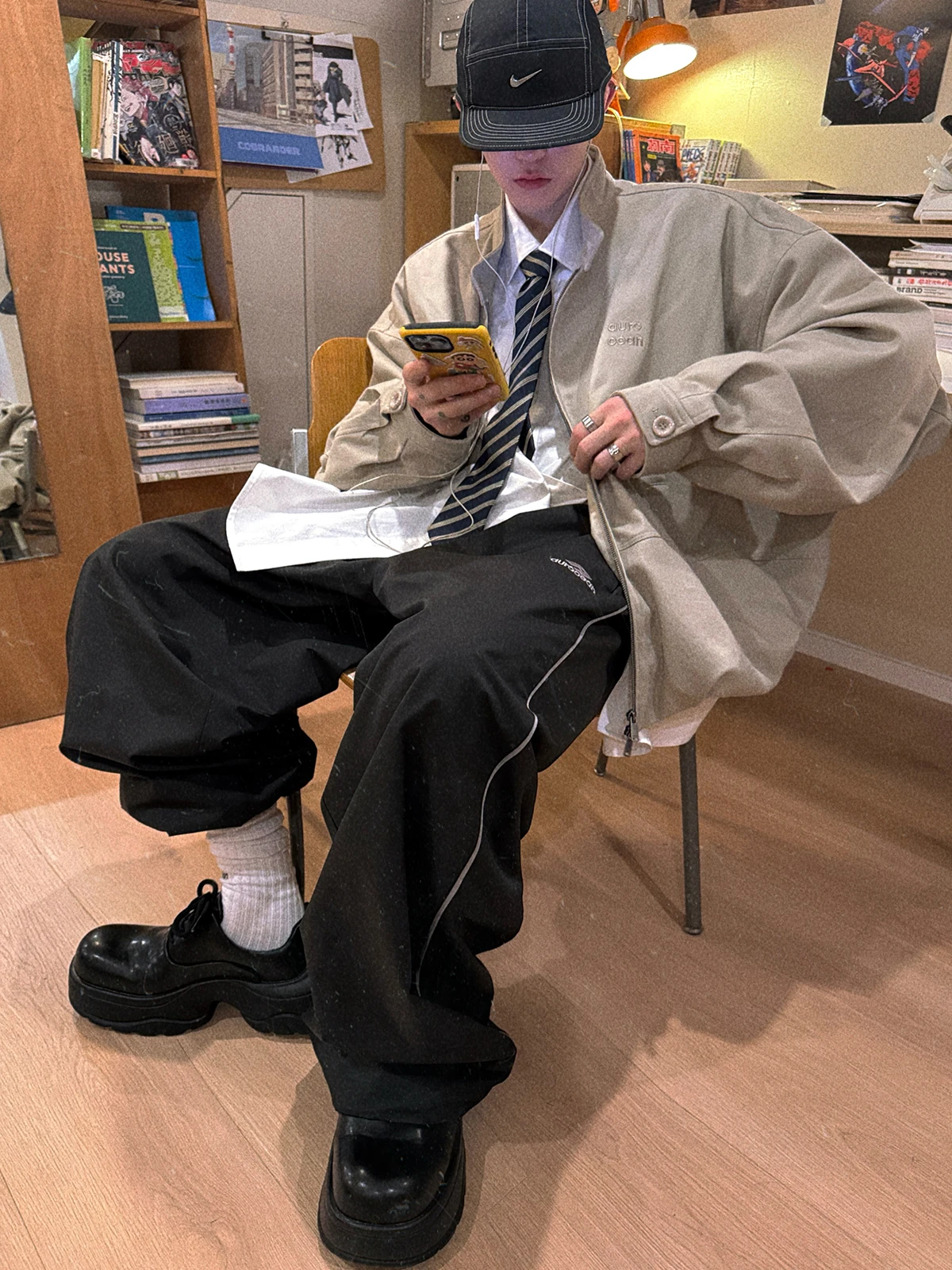 黒のレトロスポーツパンツ：対照色ストライプとストレッチ性で快適な日 常を実現