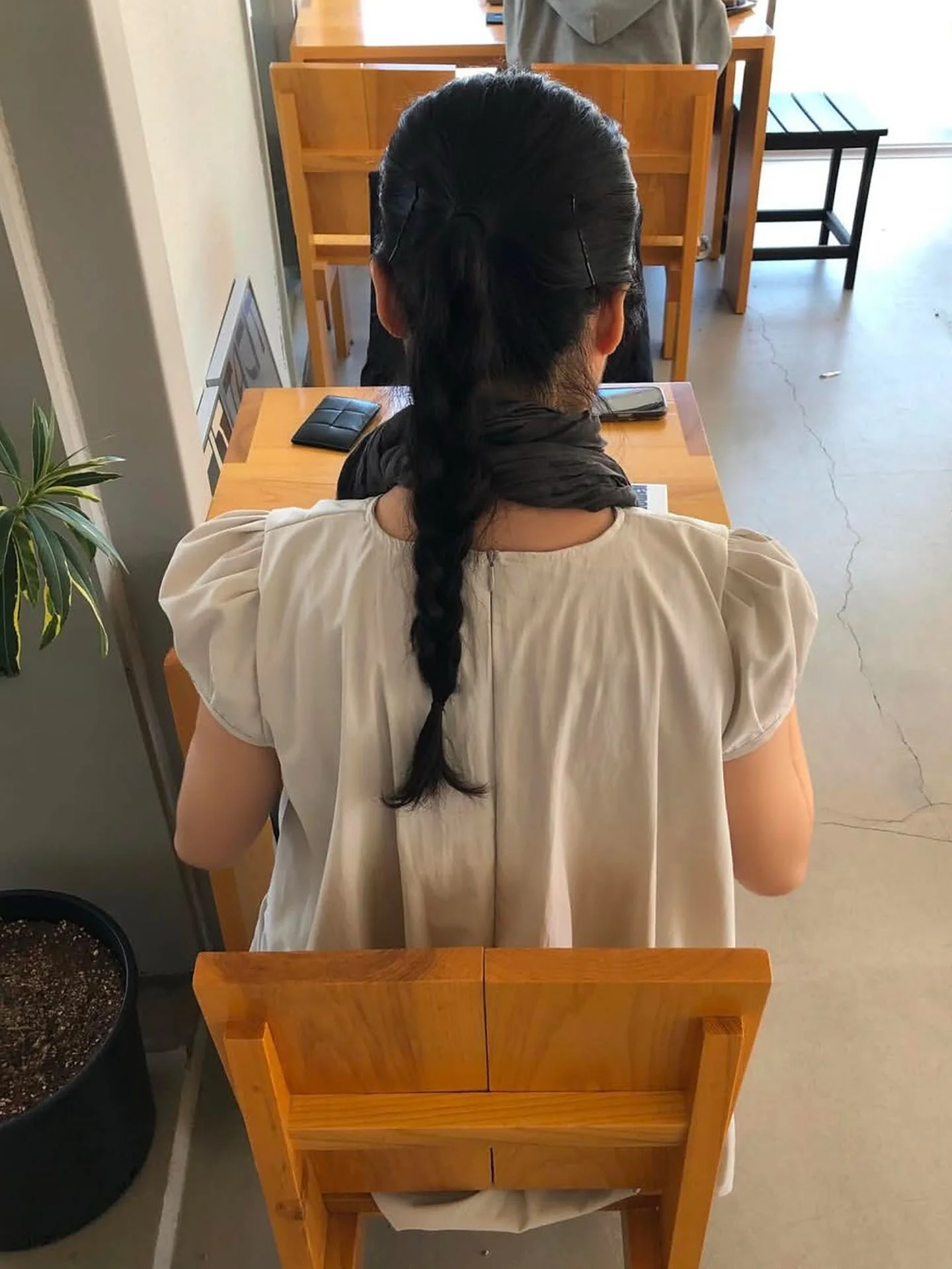 お団子スカーフは本当に「おしゃれ」なのか？その本質を、1つのシルクスカーフで解き明かす