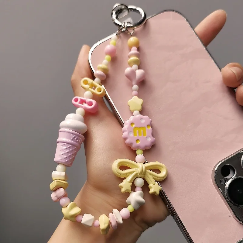 グッズを飾るなら、スマホストラップで部屋の雰囲気を変える方法は？