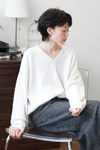 全山羊绒使用のVネックホワイトニットセーター【ゆったりシルエット・女性用・ラグジュアリー】