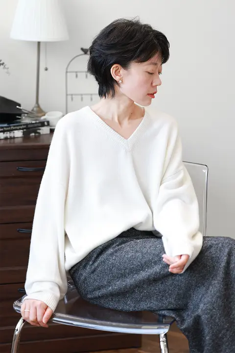 全山羊绒使用のVネックホワイトニットセーター【ゆったりシルエット・女性用・ラグジュアリー】
