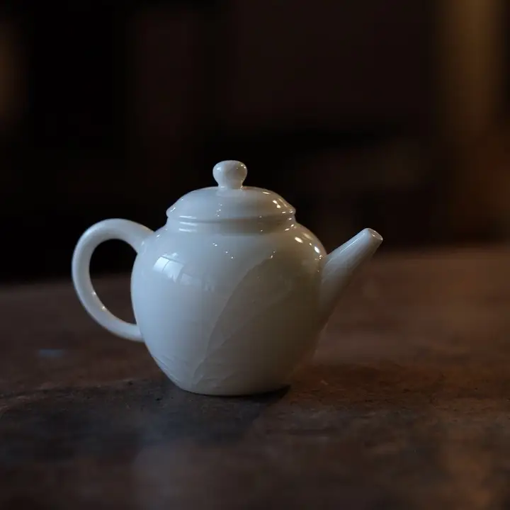 白磁壺 功夫茶用ポット 使用者/シナリオ:茶道 材質:デカ釉 スタイル:彫刻文様