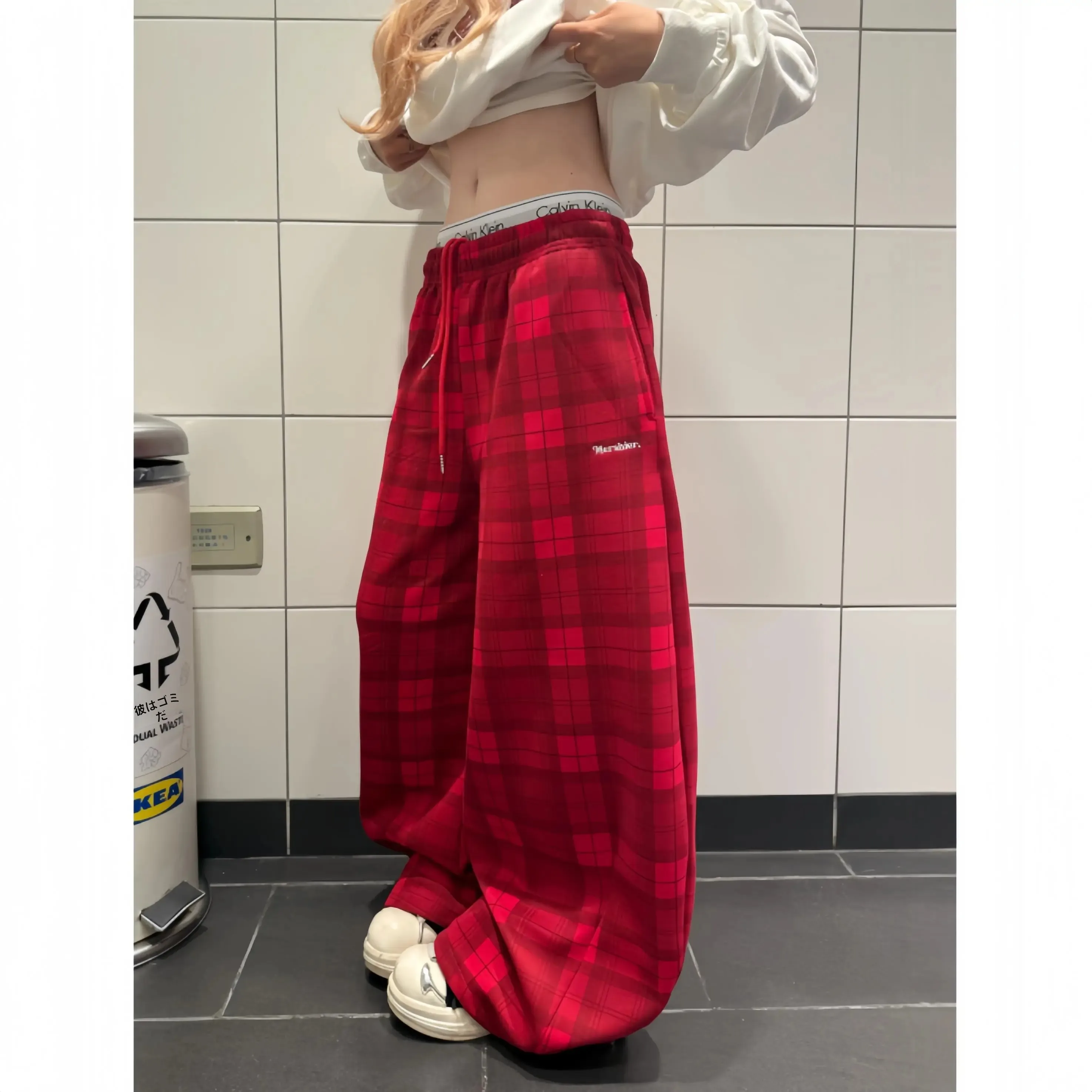 スポーティーな刺繍入りトレーニングパンツ【カジュアル・チェック柄・フィット】（セットアップ対応）