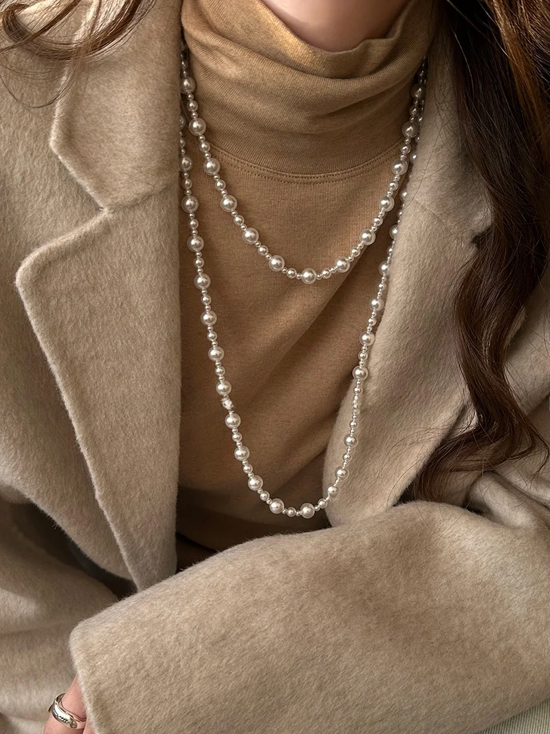 パール ロング ネックレス アレンジ どうやって着ける？洗練されたデザインでどんなスタイルに合うのか