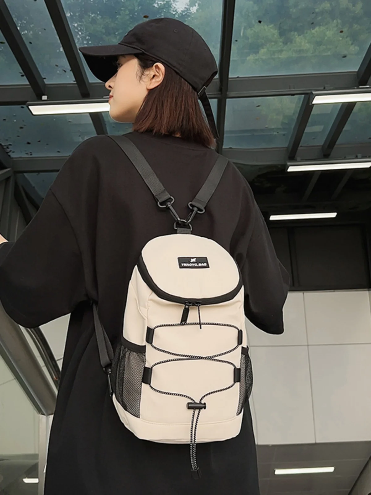 軽量で便利な斜め掛けバッグ：キャリーオンバッグとしての実用性と使い分け